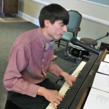 Ragtime pianist Domingo Mancuello’s music again charms Homeland’s residents